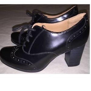 Clarks Artisan wingtip oxford lace ups