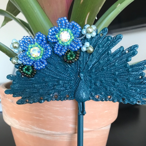 Hand beaded earring - Picture 2 of 5