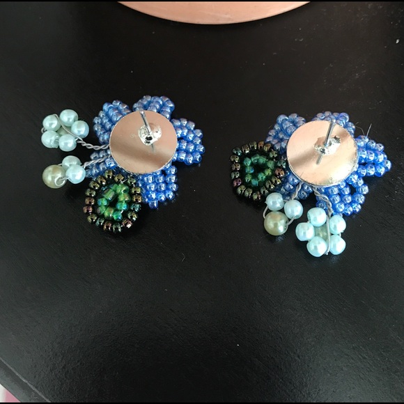 Hand beaded earring - Picture 4 of 5