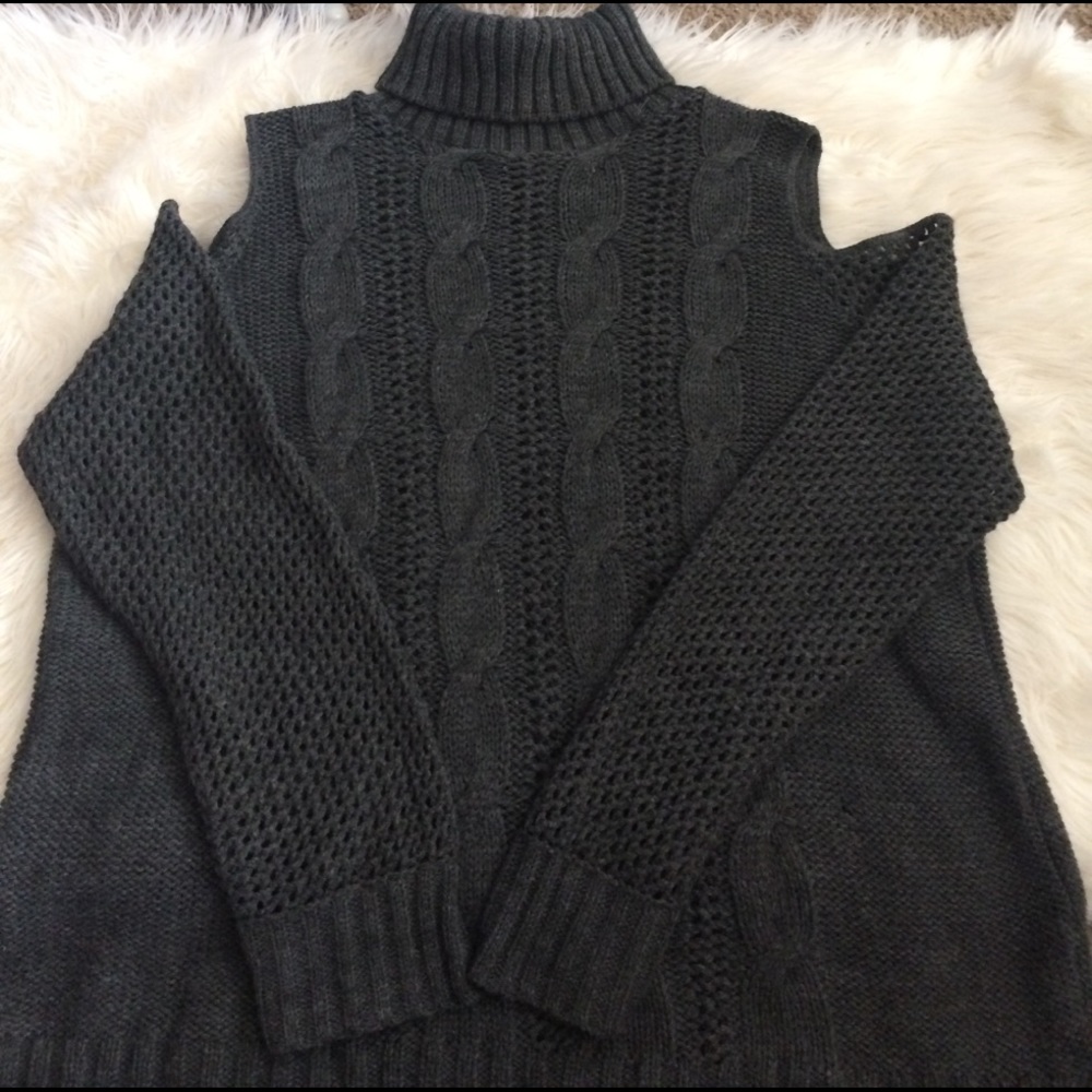 Could shoulder turtle neck sweater