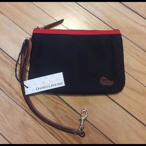 Classic fun Dooney and Bourke wristlet! New and 😍