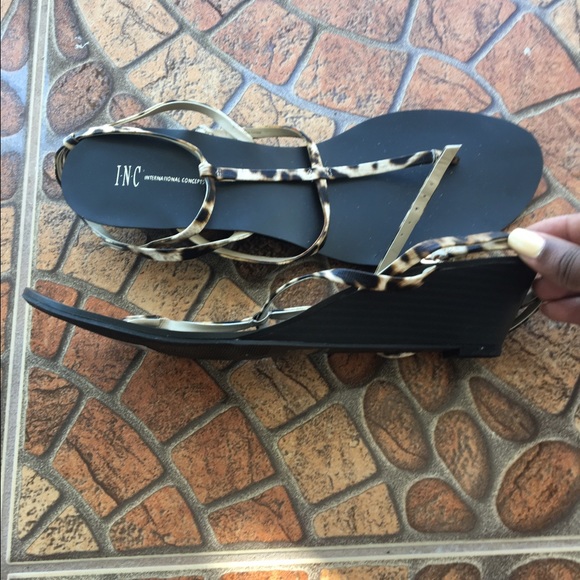 Sandals. - Picture 2 of 2