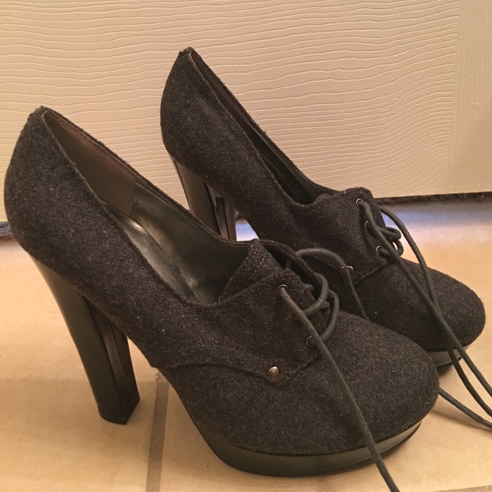 Guess gray Mary Jane high heel shoes