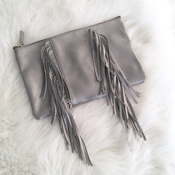 Handbags - € Silver Snakeskin Fringe Clutch AA