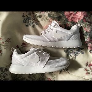 All White Nike Roshe Runs