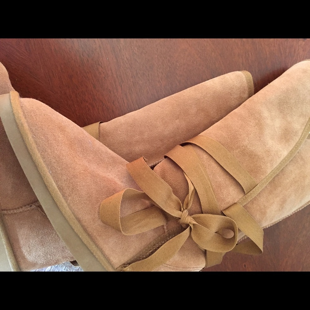 Tall (14") EMU boots in excellent condition.
