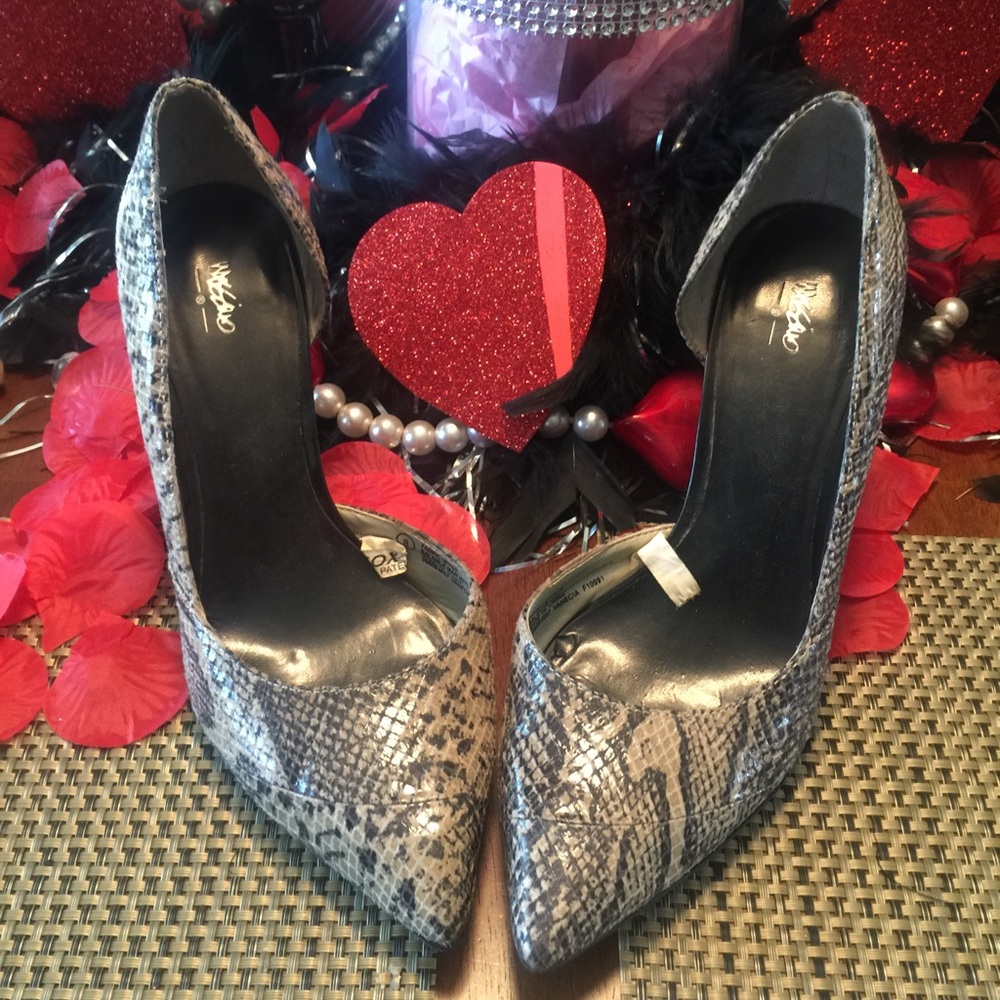 Make an Offer!!! Size 8 Snake Skin Print Shoes