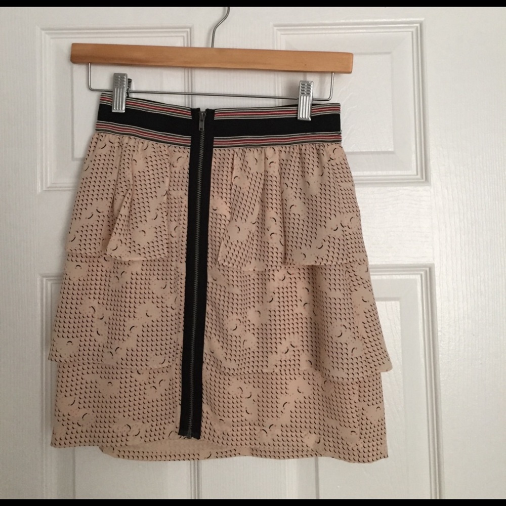 BCBG XS beautiful zip up ruffled skirt
