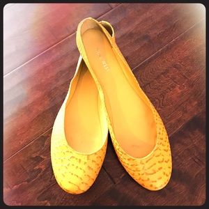🎉FLASH SALE🎉Nine West yellow snake skin slide