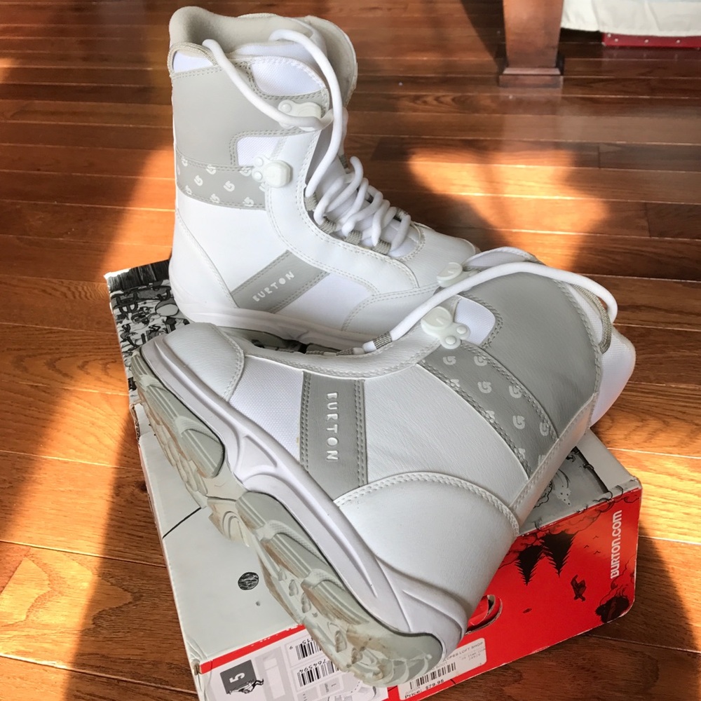 BURTON grom sz 5 snowboard boots