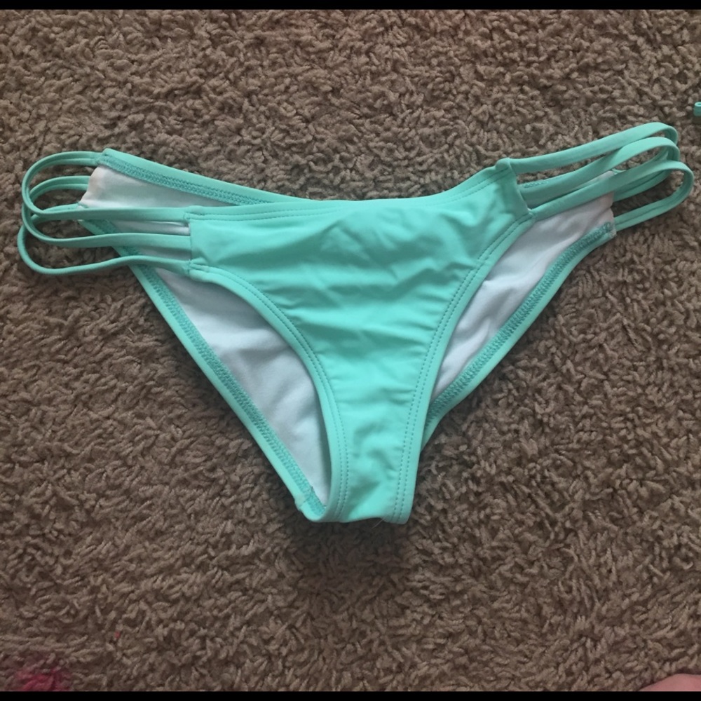 Bikini Set - Picture 3 of 4