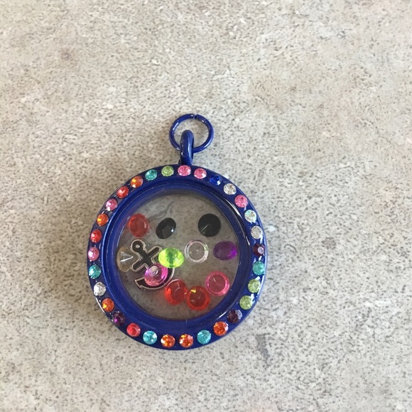 Floating Magnetic Locket - Picture 2 of 5