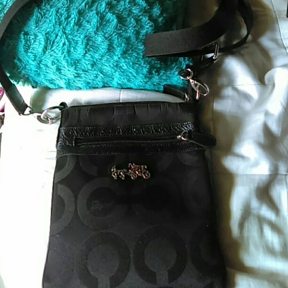 Coach shoulder purse . Excellent condition