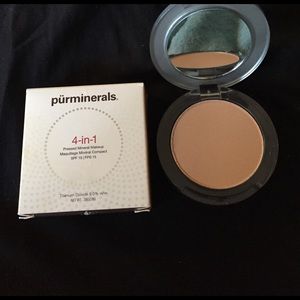 Pure Minerals  4 in 1 foundation in golden medium