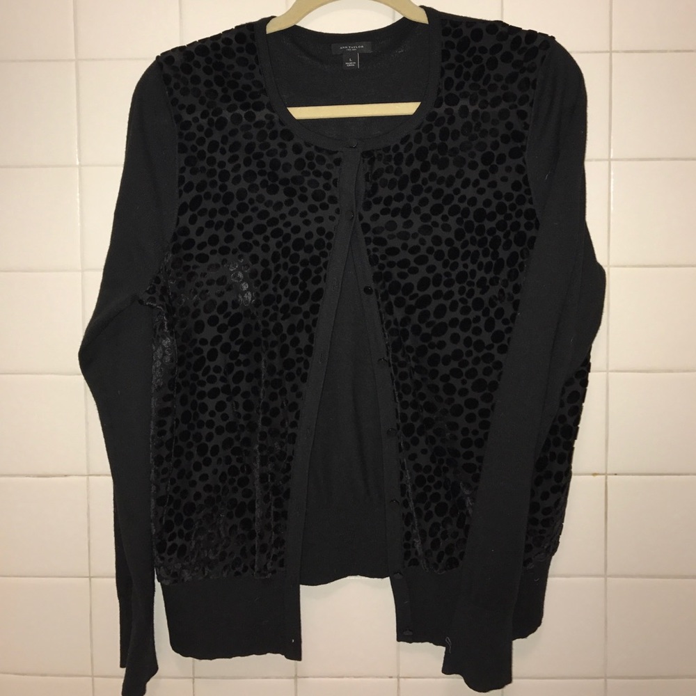 ❗️❤️✨SALE✨❤️❗️Black spotted Ann Taylor sweater