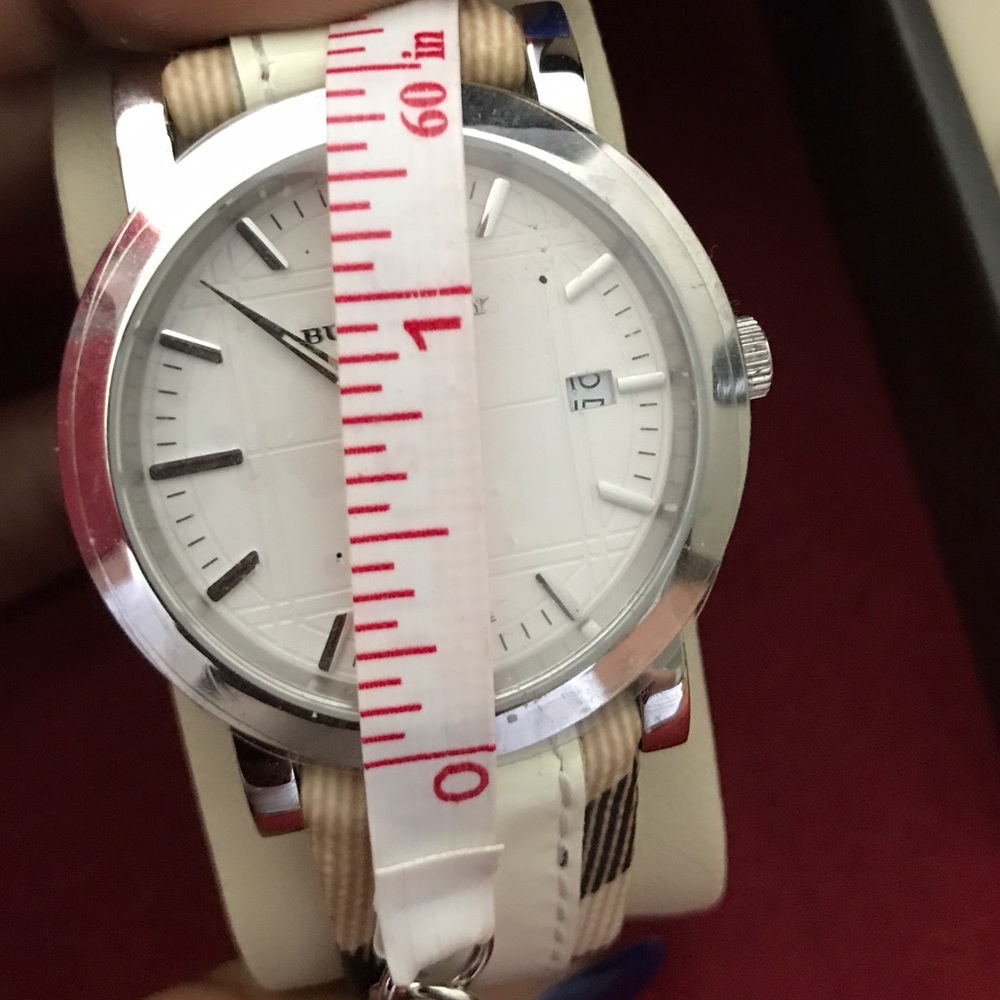 🔴Sold🔴Authentic Burberry Watch - Picture 4 of 5