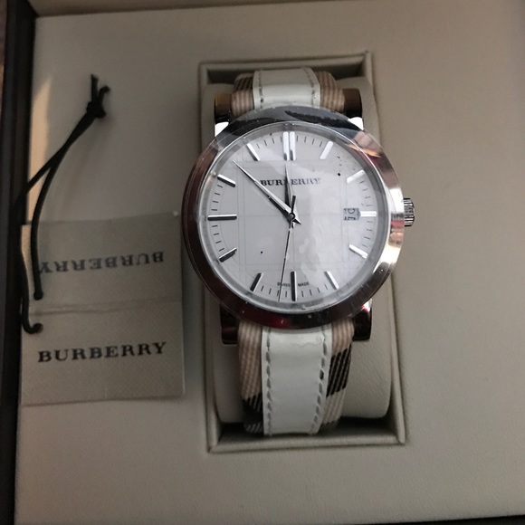🔴Sold🔴Authentic Burberry Watch - Picture 3 of 5