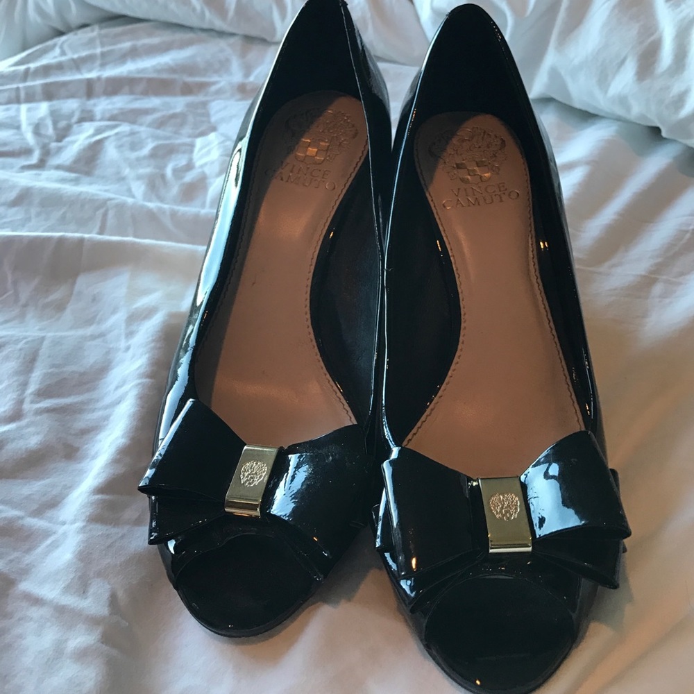 Vince Camuto black wedge with bow