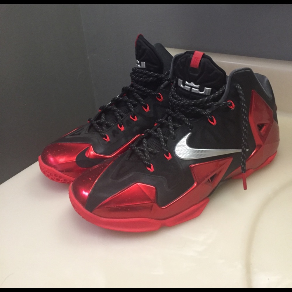 Lebron 11 Men's Basketball Sneakers. (SIZE 11)
