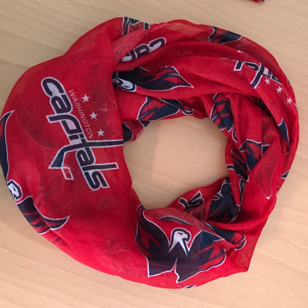 NWT CAPS circle scarf