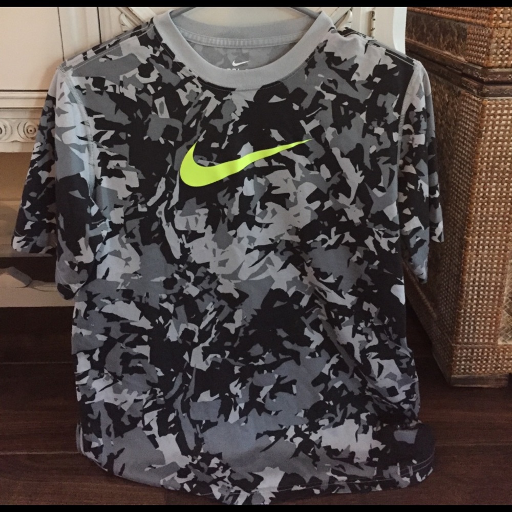 Nike short sleeve DRI-Fit shirt. Black/Grey Camo