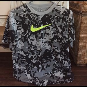 Nike short sleeve DRI-Fit shirt. Black/Grey Camo