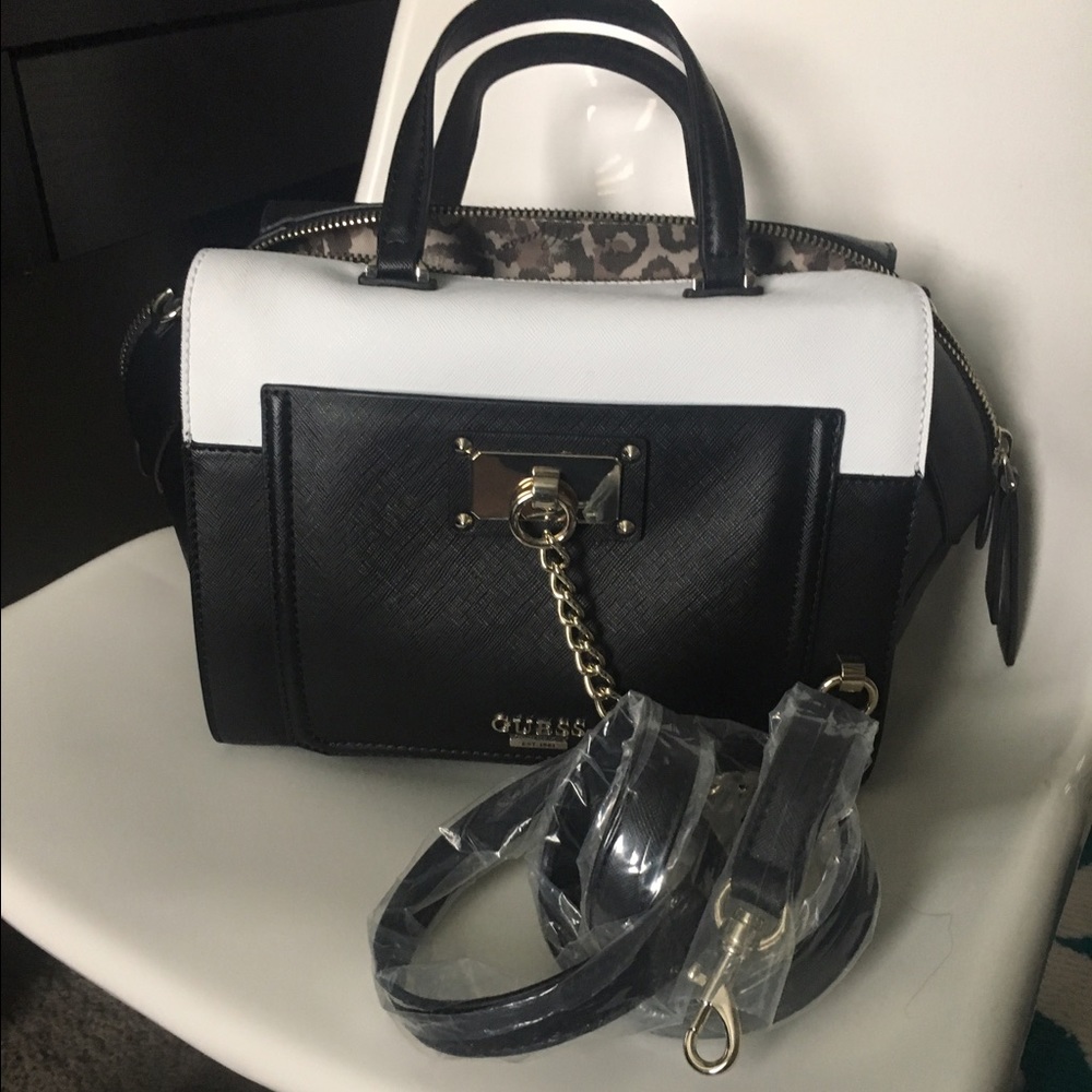 GUESS BLACK AND WHITE PURSE
