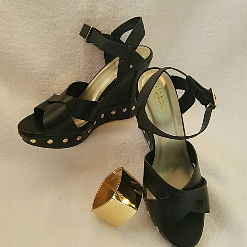 Detailed Jasmine black wedges with embellishments - Picture 1 of 3