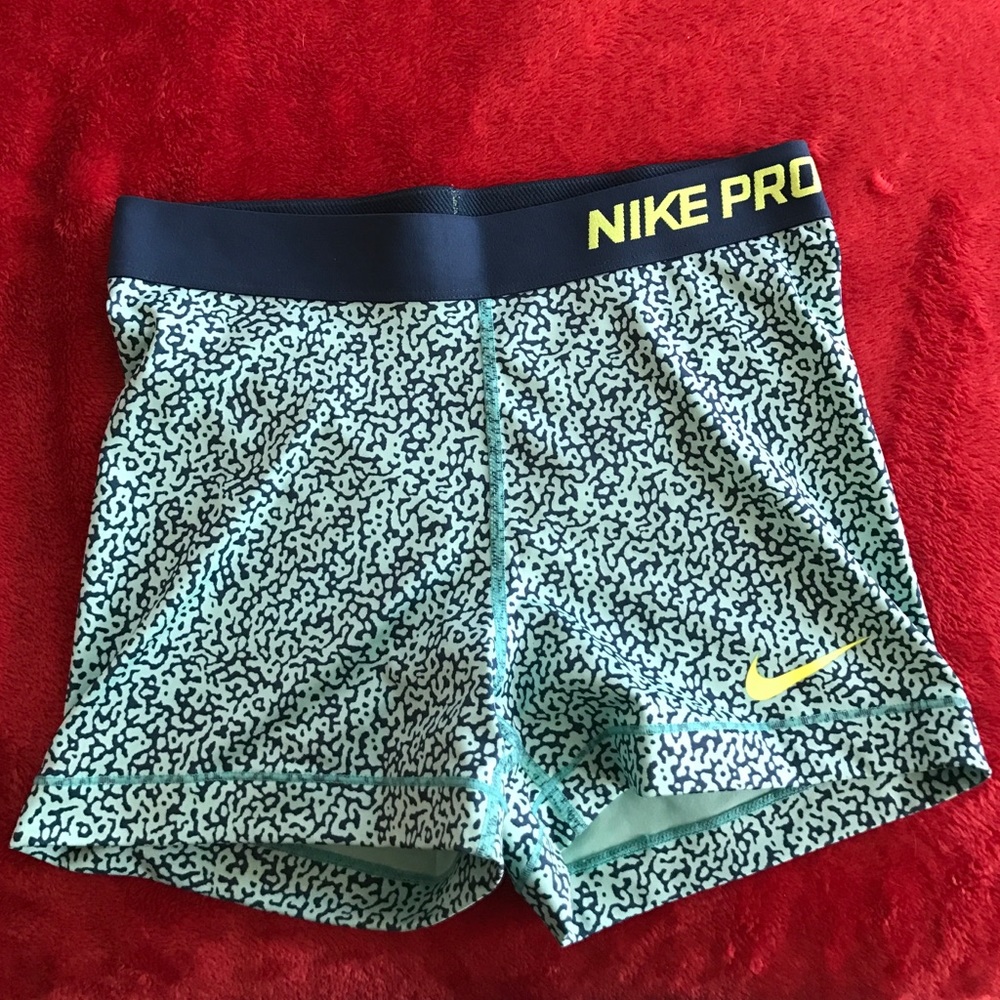 Nike pro. Size medium.