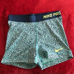 Nike pro. Size medium.