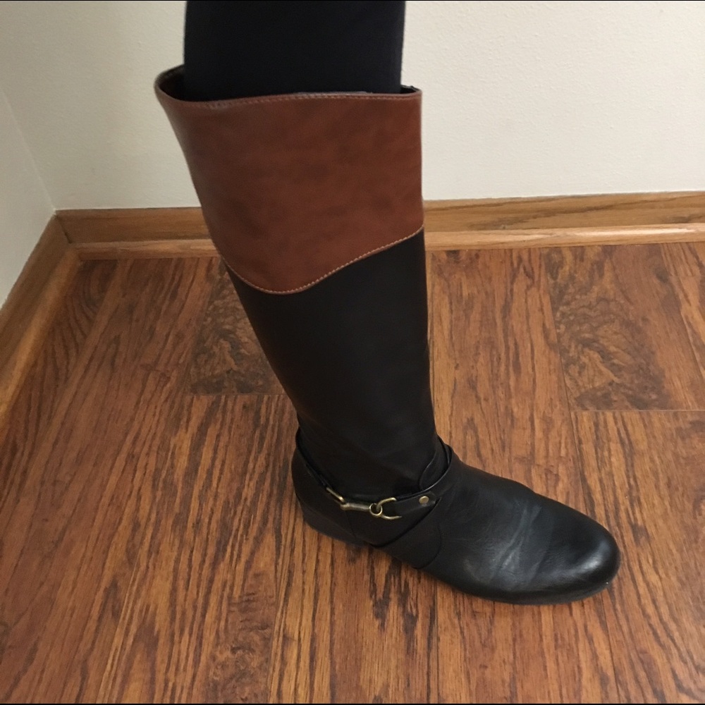Women's size 8 black and brown boot.