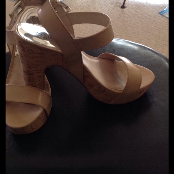 Michael Kors Platforms. - Picture 2 of 4