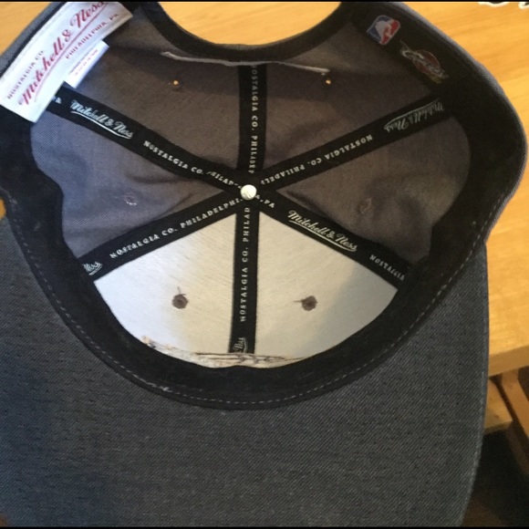 Mitchell and Ness Cavaliers hat - Picture 4 of 4