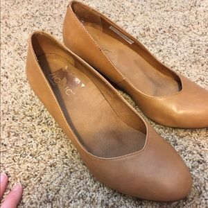 Women's taupe size 8 wedge.