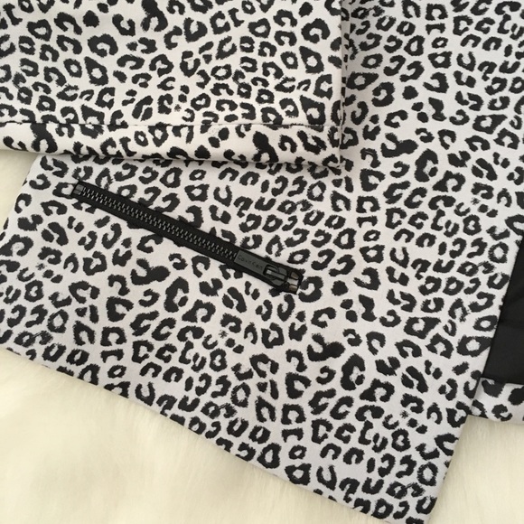 Calvin Klein Cheetah Print Blazer, Size 8 - Picture 4 of 8