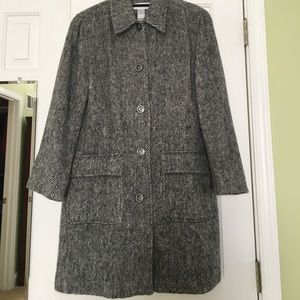 Beautiful soft grey tweed Liz Claiborne coat.Sz-M