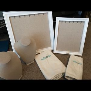 Stell & Dot Jewelry displays