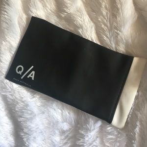 Quay sunglasses holder