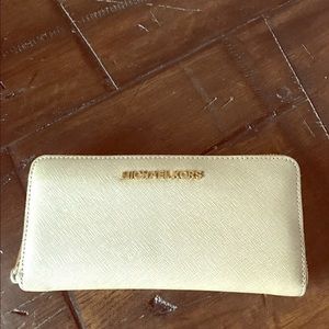 Michael Kors Jet Set Travel Saffiano  Wallet