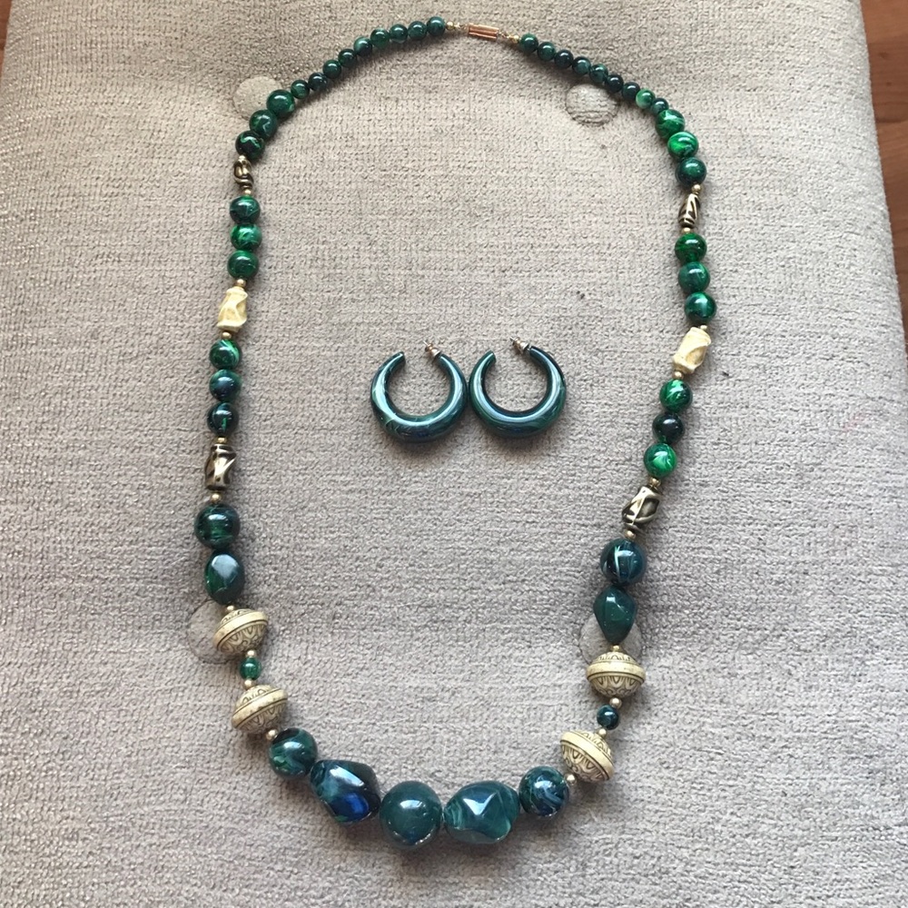 Green necklace with earrings
