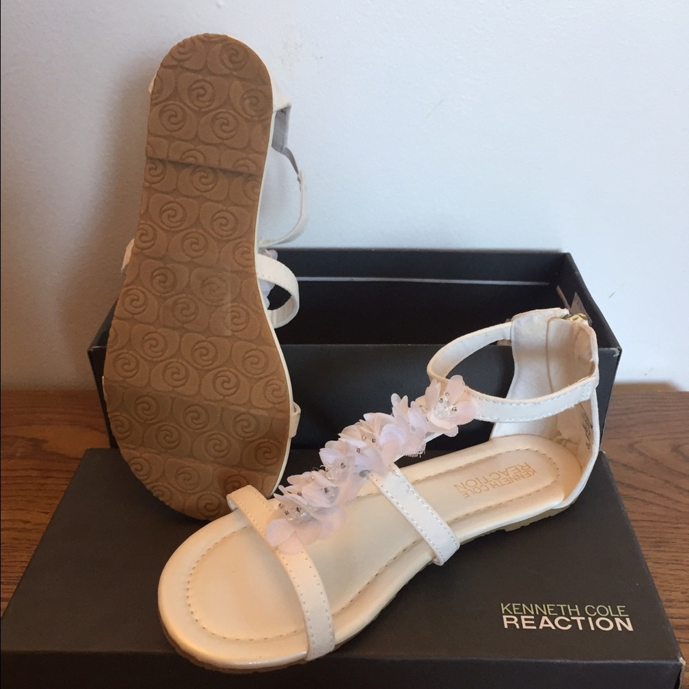 NWT Kenneth Cole Flower Sandals