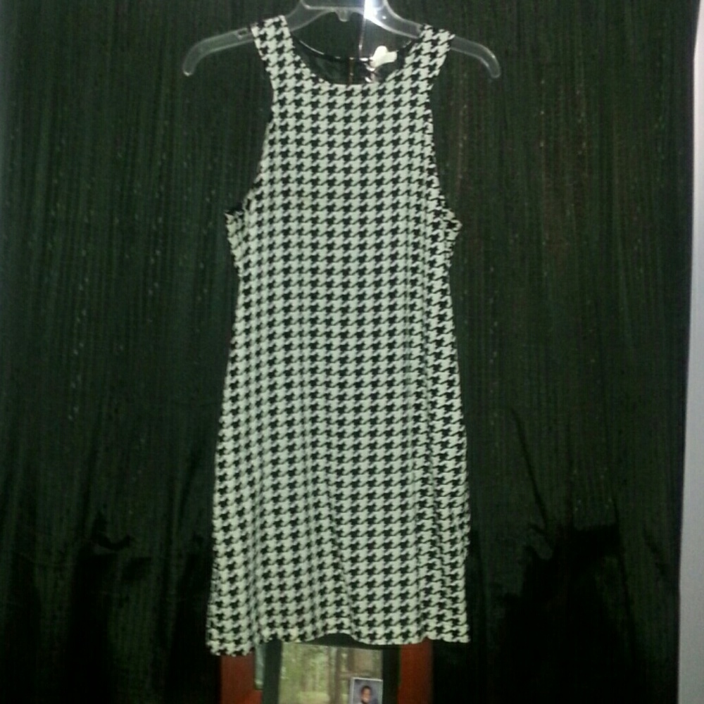 Super cute houndstooth shift dress