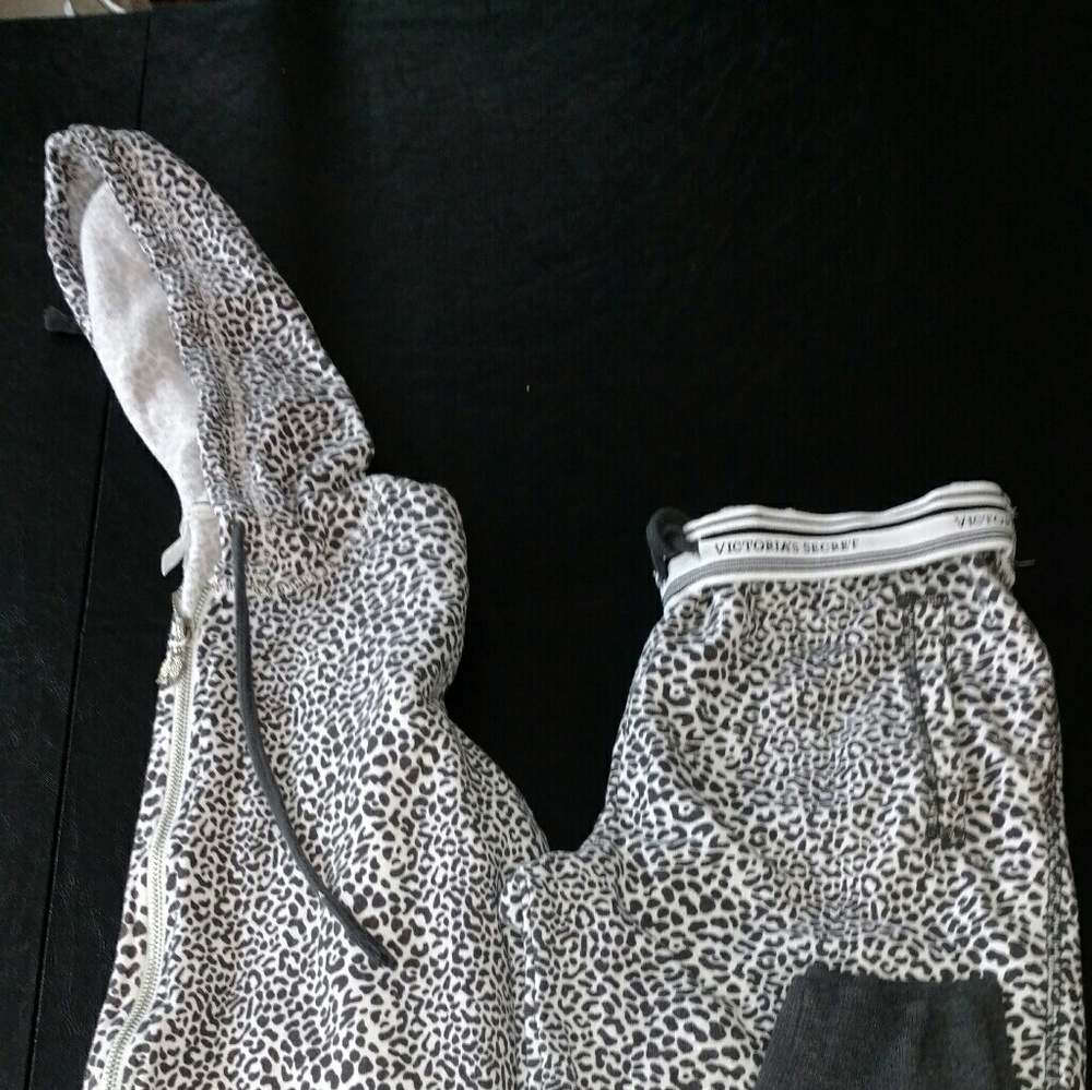 VS Matching Zip-up & Capri Lounge Pant