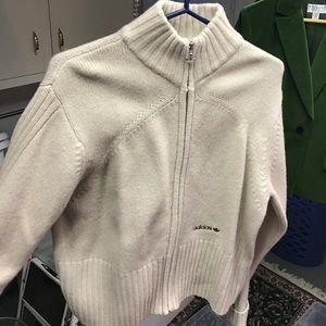 Sweater zip up