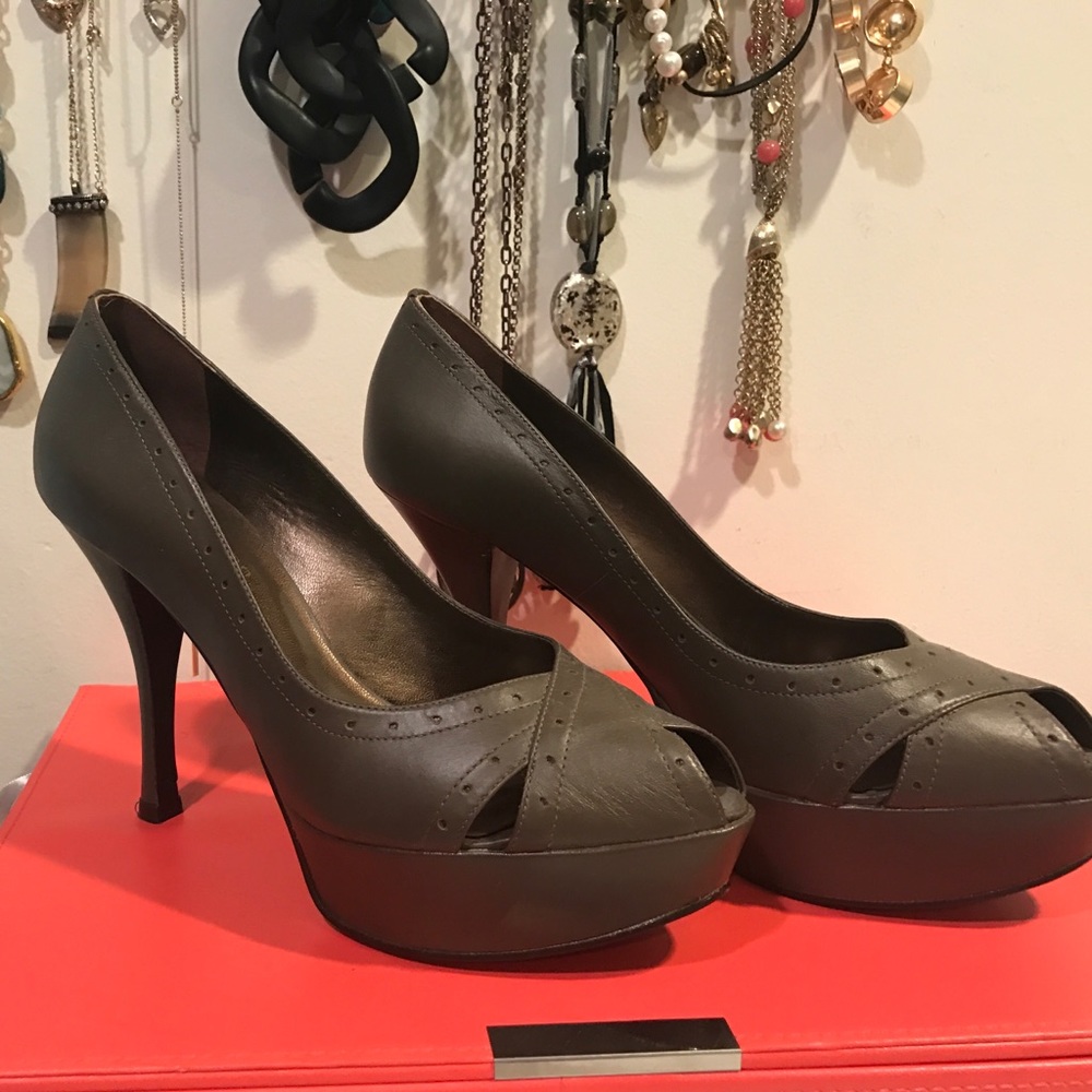 Brand-new peep-toe platform shoe