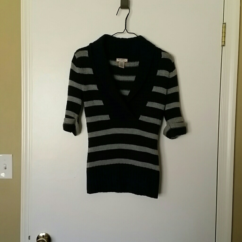 V-neck sweater with half sleeves
