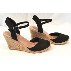 Me Too Bethany Black Nubuck Wedge Sz 6.5 M