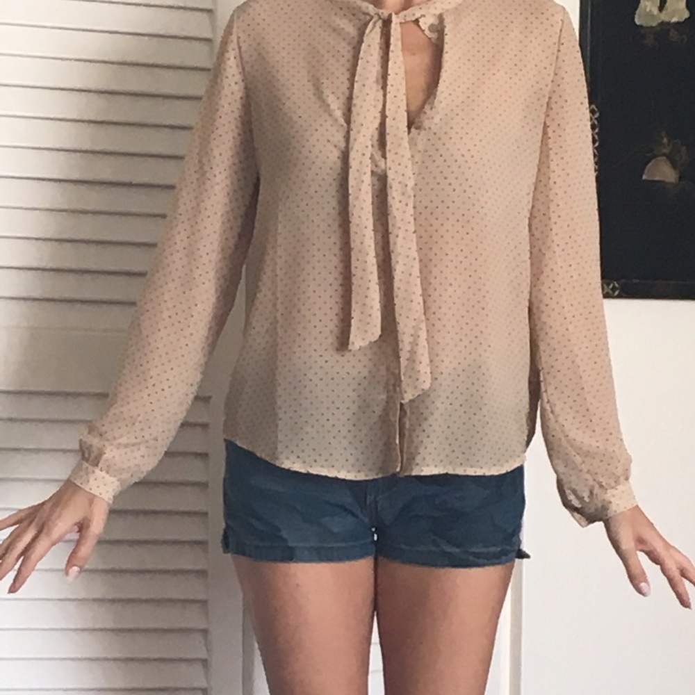 Blouse. Pokadot. Collar tie
