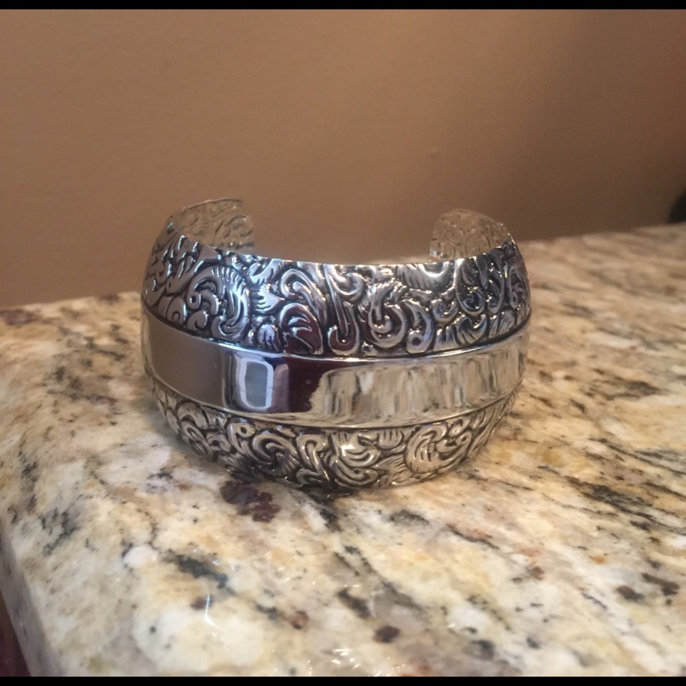 Lia Sophia Cuff Bracelet - Picture 1 of 3
