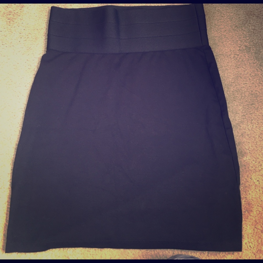 Basic black beauty NWOT! 👌🏽🙋🏽💃🏽👯‍♂️ ❤️skirt